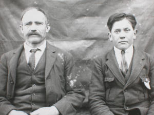 Ritratto di padre e figlio in abiti tradizionali (1920 - 1930)